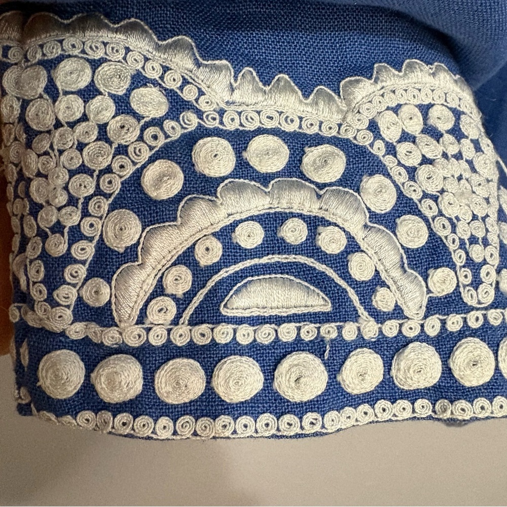 Bella Tu Sleeveless Shift Dress With White Embroidery - 100% linen. - Picture 6 of 10
